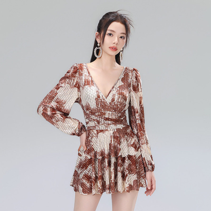 耐浪泳衣女连体遮肚子显瘦带钢托小胸聚拢长袖保守2026新款泡温泉