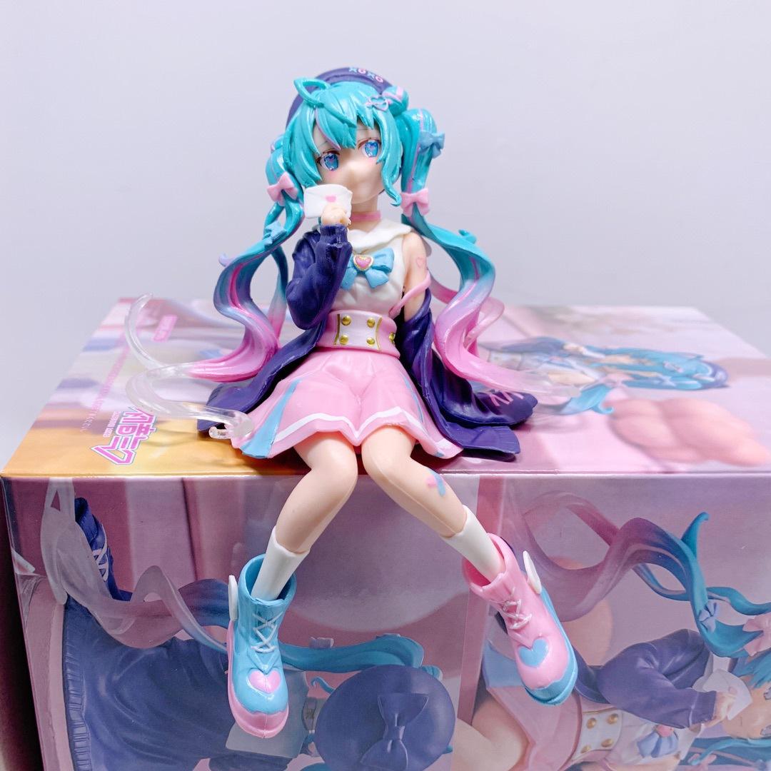 初音 MIKU 长发公主 压杯面 坐姿 车载 机箱 公仔 摆件 盒装手办