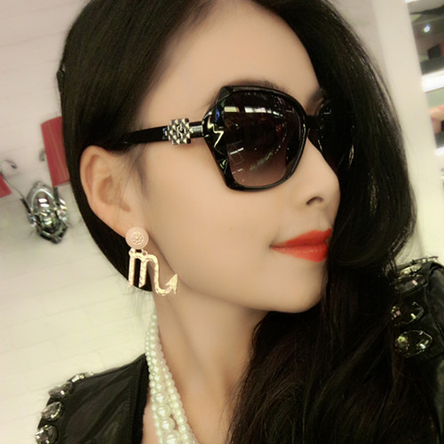 高级感显脸小妈妈旅游墨镜黑色防紫外线遮阳女士骑车防晒太阳眼镜
