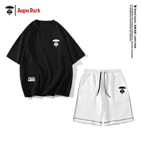 Черно -белый костюм