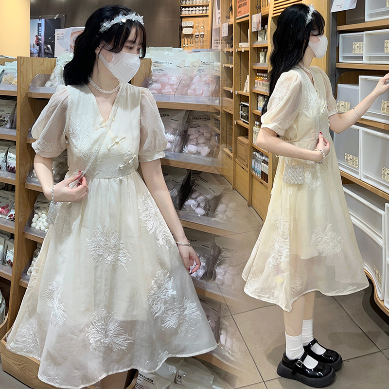 中国风淑女泡泡袖连衣裙少女2025夏季新款初高中学生V领绣花裙子