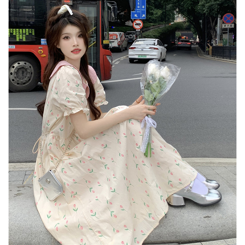 甜美气质花瓣领连衣裙少女