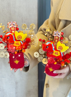 创意新年礼物红色仿真花发财果毛绒小马摆件送朋友送闺蜜春节礼品