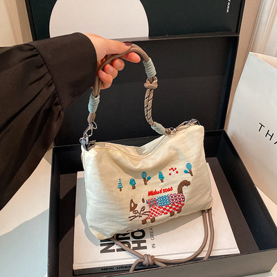 2025新款日系单肩包包可爱通勤上班斜挎包女大容量刺绣小猫托特