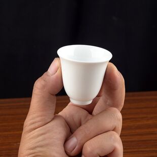 30ml纯白陶瓷小酒杯中式 六钱酒盅 小杯茶家用黄酒白酒杯传统老式