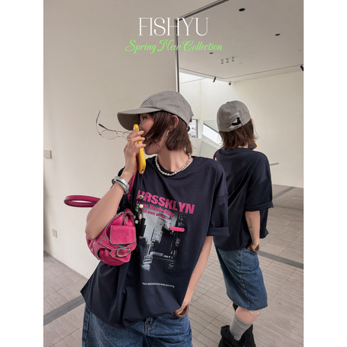 FISH YU -复古城市撞色印花+立体小标设计宽松圆领短袖T恤26159