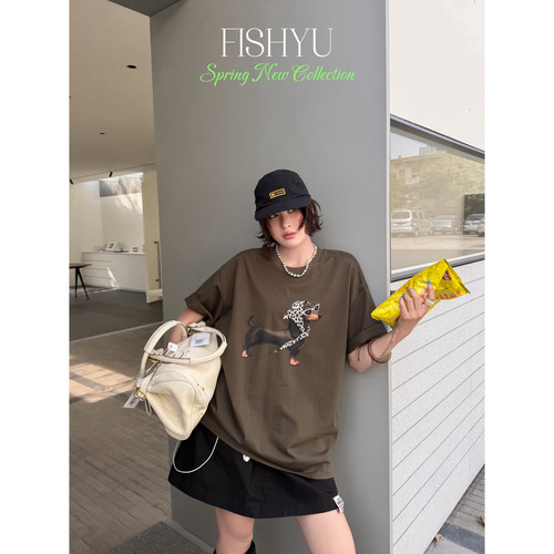 FISH YU -美式复古豹纹头巾腊肠犬白墨印花圆领宽松短袖T恤26088