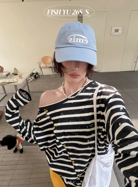 FISH YU -韩版设计感烧花条纹撞色木胶扣斜肩薄料长袖T恤626096