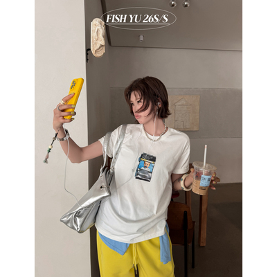 FISH YU -式复古小男孩白墨印花正肩小版水洗炒色短袖T恤626135