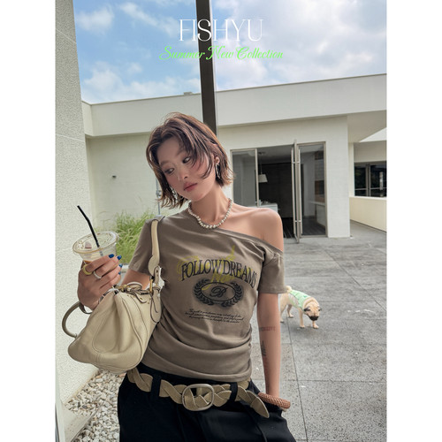 FISH YU -英文标语印花侧边抽褶小心机收腰设计斜肩短袖T恤26236