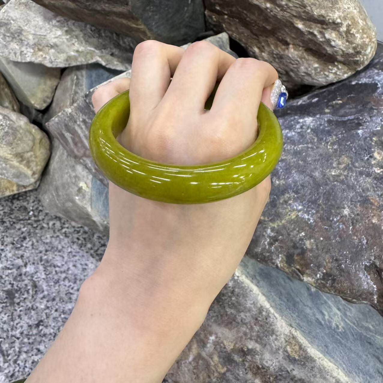 纯天然岫岩玉镯夏日显白牛油果色