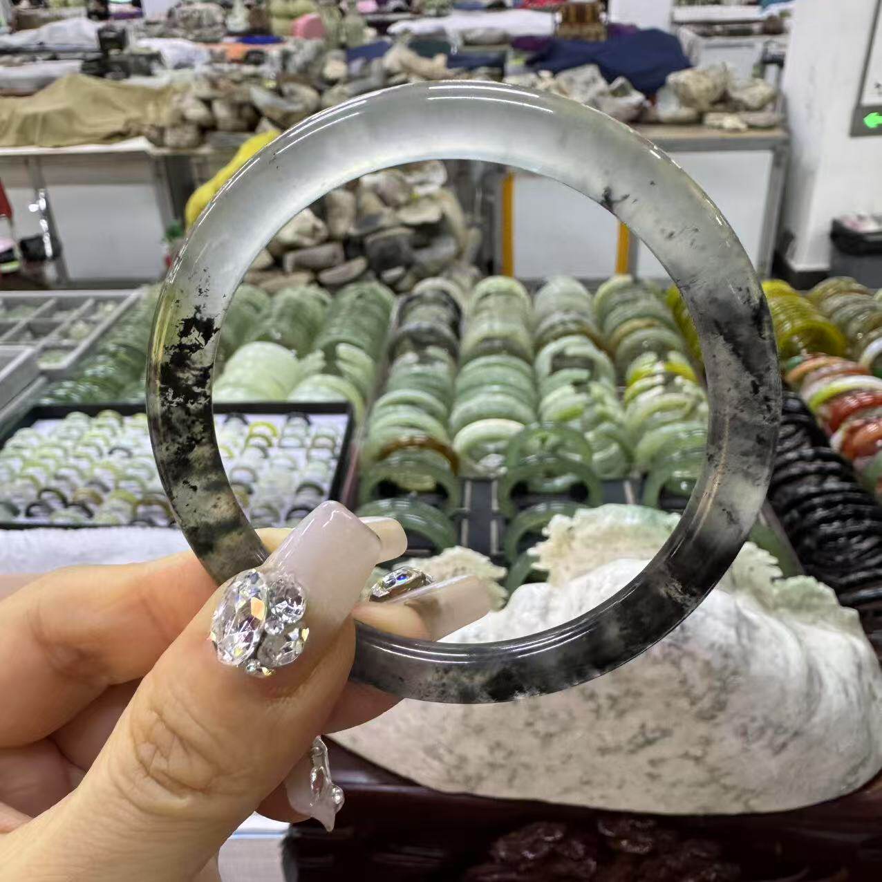 {叮当6}约会春天全品岫玉手镯葡萄冰种玉镯美人条湖水绿晴水墨色