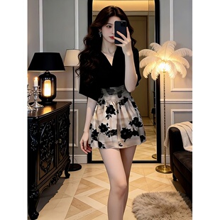 大码 高级感气质V领减龄收腰连衣裙女独特印花显瘦短裙子 胖MM法式