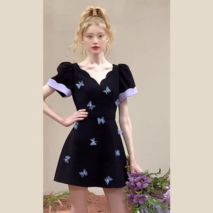 大码胖MM设计感海边度假泡泡袖黑色连衣裙女夏季收腰又甜又辣裙子
