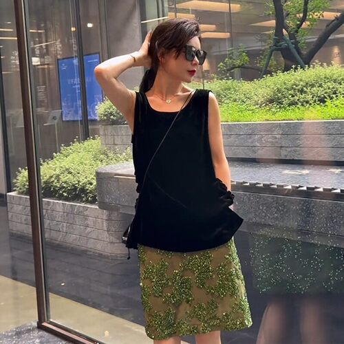 大码女装胖MM小众不撞款气质无袖背心上衣亮片绝美半裙夏季两件套