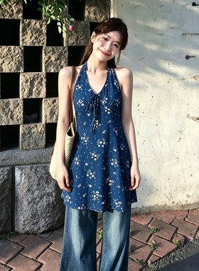 大码胖MM蓝色气质v领碎花吊带连衣裙女夏季新款挂脖收腰显瘦短裙