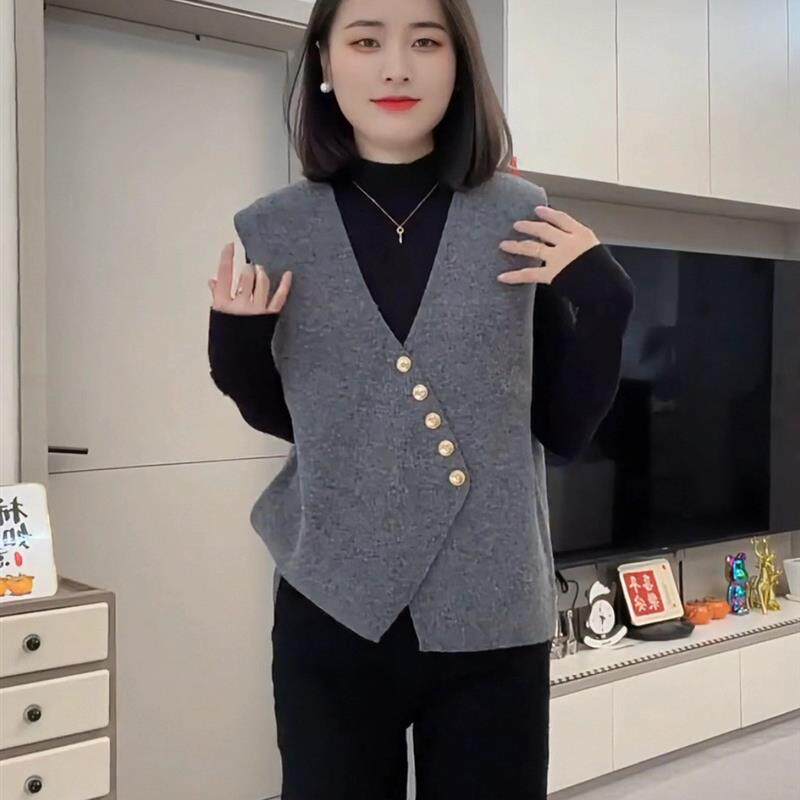 大码胖mm时尚叠穿V领针织背心秋不规则单排扣高级感马甲上衣女