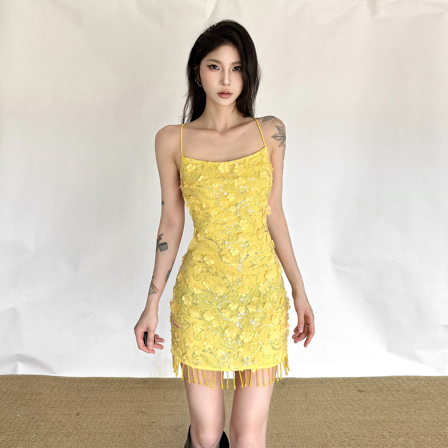 怪诞女孩 异域风情立体亮片流苏吊带连衣裙女 系带大露背性感短裙