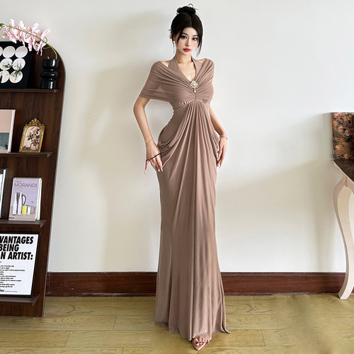 缪斯女神优雅褶皱挂脖露肩连衣裙