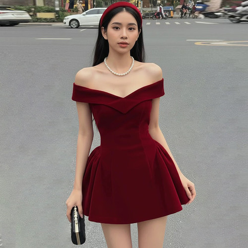 圣诞限定千金风红色一字肩连衣裙