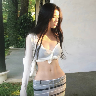 夏季度假轻薄微透扭结长袖T恤女