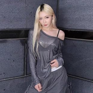 怪诞女孩 美式辣妹风烫钻字母印花长袖T恤女 网纱透视一字肩上衣