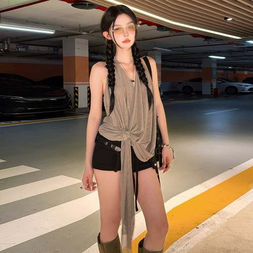 鬼马少女复古设计感打结挂脖背心