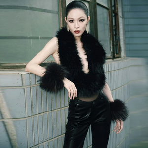 怪诞女孩 钟楚曦同款时髦性感毛毛挂脖背心女 大露背别致辣妹上衣