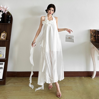 多巴胺度假风花朵飘逸挂脖连衣裙