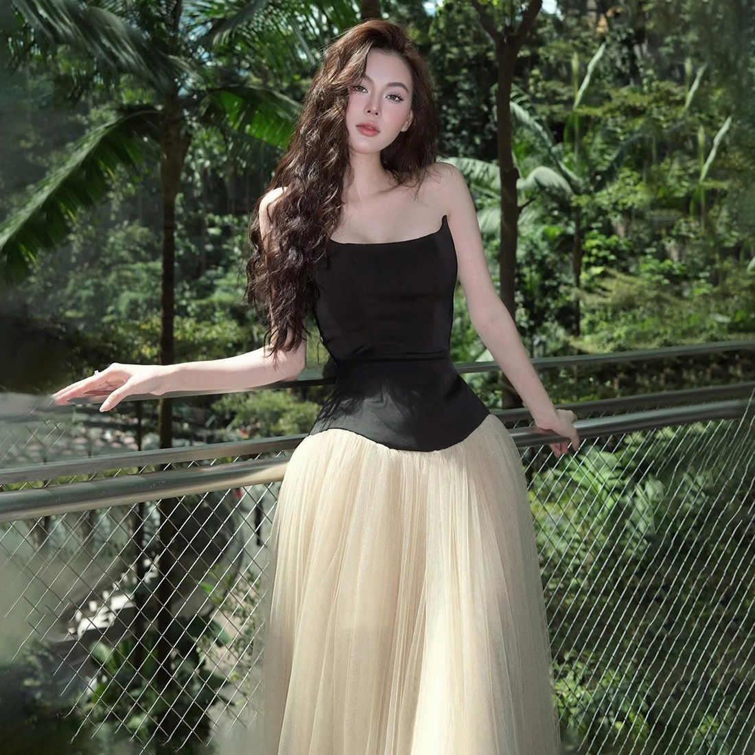 茶系穿搭绝美拼接网纱抹胸连衣裙