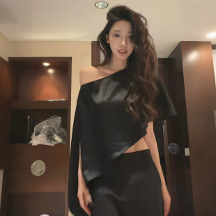 怪诞女孩 易梦玲同款缎面不对称斜肩罩衫女 黑色高级感不规则上衣