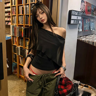 怪诞女孩 街头辣妹风设计感薄纱披肩式上衣女 多穿法露背斜肩背心