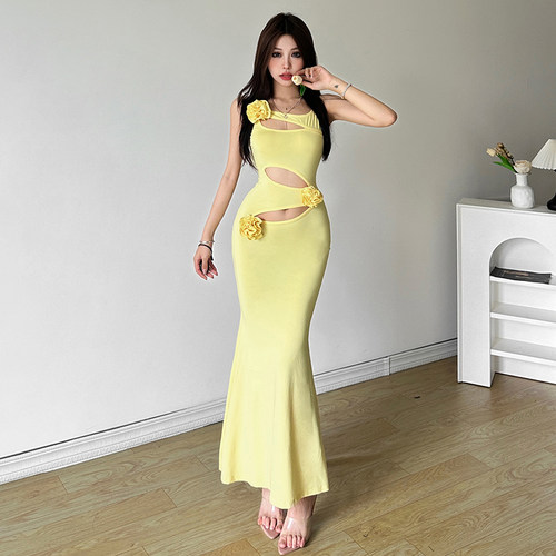 明艳辣妹个性裁剪镂空吊带连衣裙