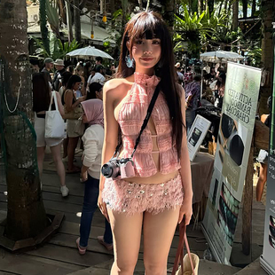 怪诞女孩 泰兰德度假穿搭性感露背挂脖上衣+毛绒亮片短裤两件套女