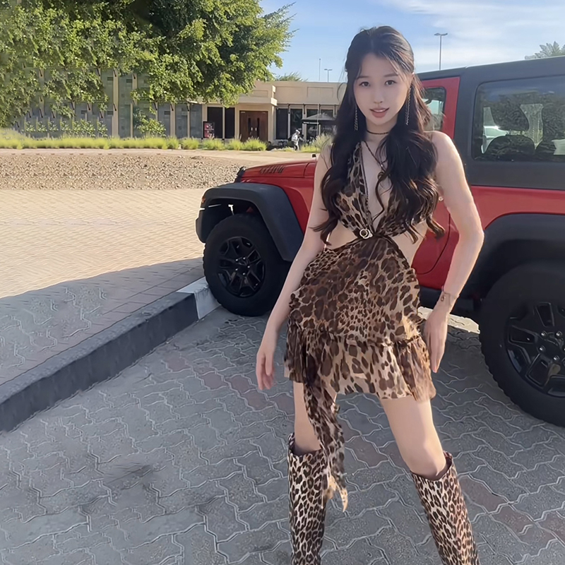 虞书欣同款性感豹纹挂脖连衣裙女