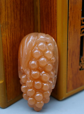 新疆天然金丝玉吊坠 葡萄 硕果累累彩玉红色宝石光挂坠多子多福