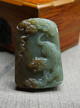 糖青玉俏色雕刻下山虎虎虎生威吊坠天然玉石和田玉玉吊坠挂件玉佩