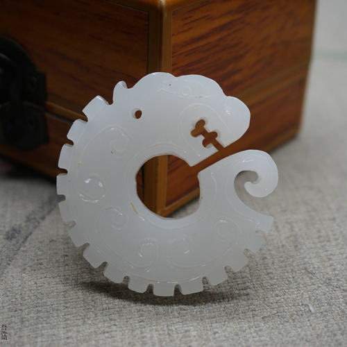 阿富汗白玉双面雕刻龙形游龙戏珠