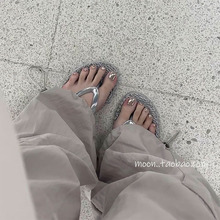 法式高级银色人字拖亮面版夏季女外穿平底防滑度假外边沙滩凉拖鞋