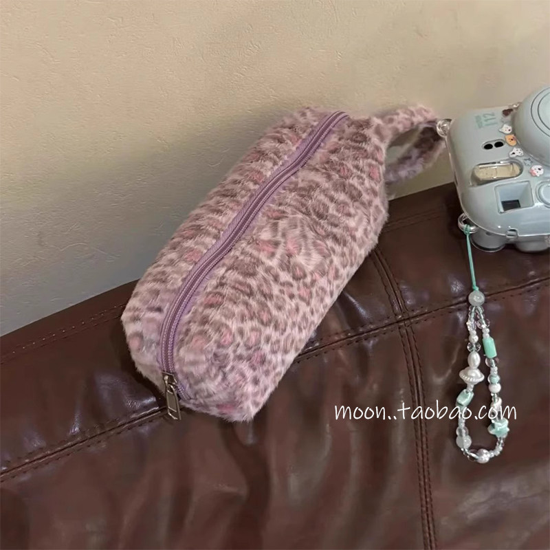 ins豹纹毛绒笔袋初高中便携文具盒冬季甜酷手提收纳包包2025新款