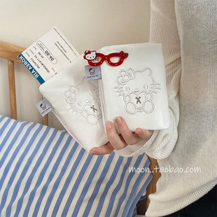 奶油白证件收纳包可爱猫咪护照夹登记身份证一体多层卡包便捷钱包