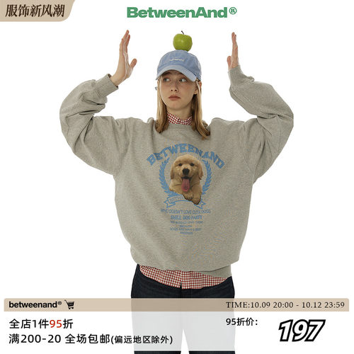 BETWEENAND 早秋吐舌小狗宽松休闲套头纯棉圆领灰蓝色卫衣情侣女