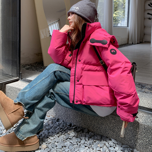 今年流行爆款高级感工装风玫红色连帽短款羽绒服女冬季小个子外套