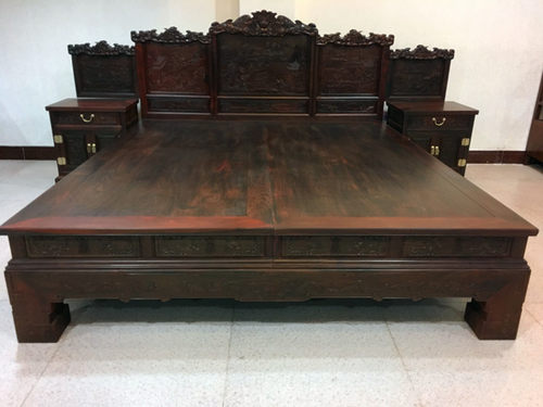 【天香倾城用料】厂家正宗老挝大红酸枝（交趾黄檀）1.8米双人床，造型优美，雕工深而精美榫卯结构，仙作大师工艺，大料老料制作，无白皮无拼补。德国木材烘干机械，在不损木头前提下，确保成品不开裂不变形。 【天香倾城售后】一年免费上门维护，三年内免材料费上门维护，终身免费提供红木家具养护用品。六年等值回收。