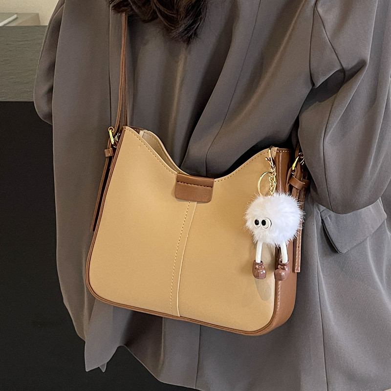 时尚高级感百搭单肩斜挎包