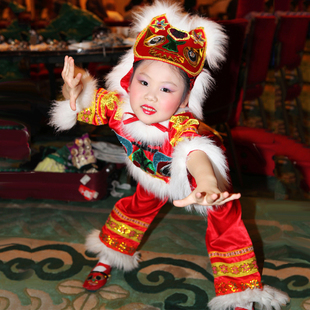 元旦儿童小老虎娃娃演出服宝宝会走了幼儿表演服喜庆动物民族舞蹈