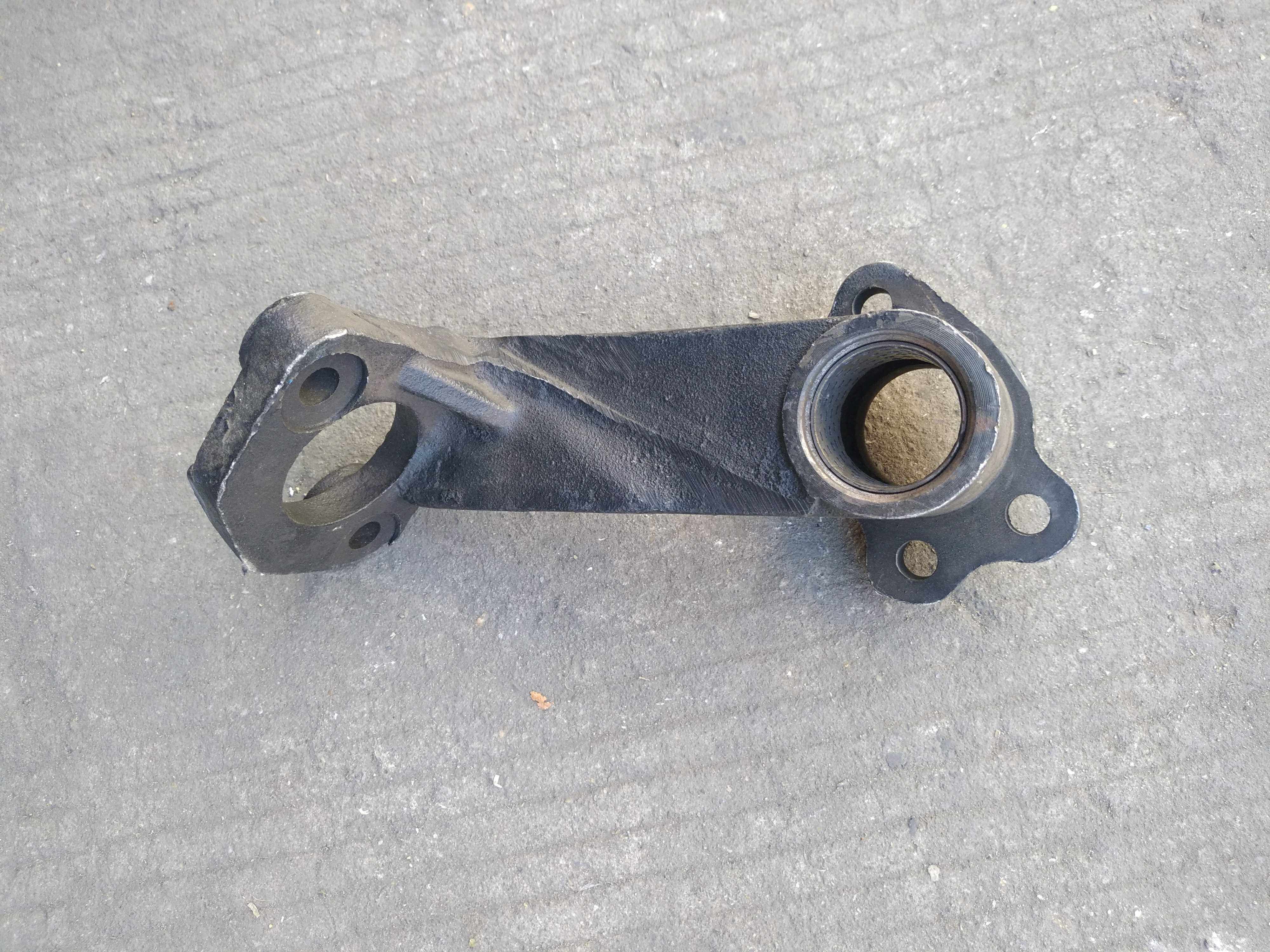 跃进帅虎h300        前刹车分泵支架