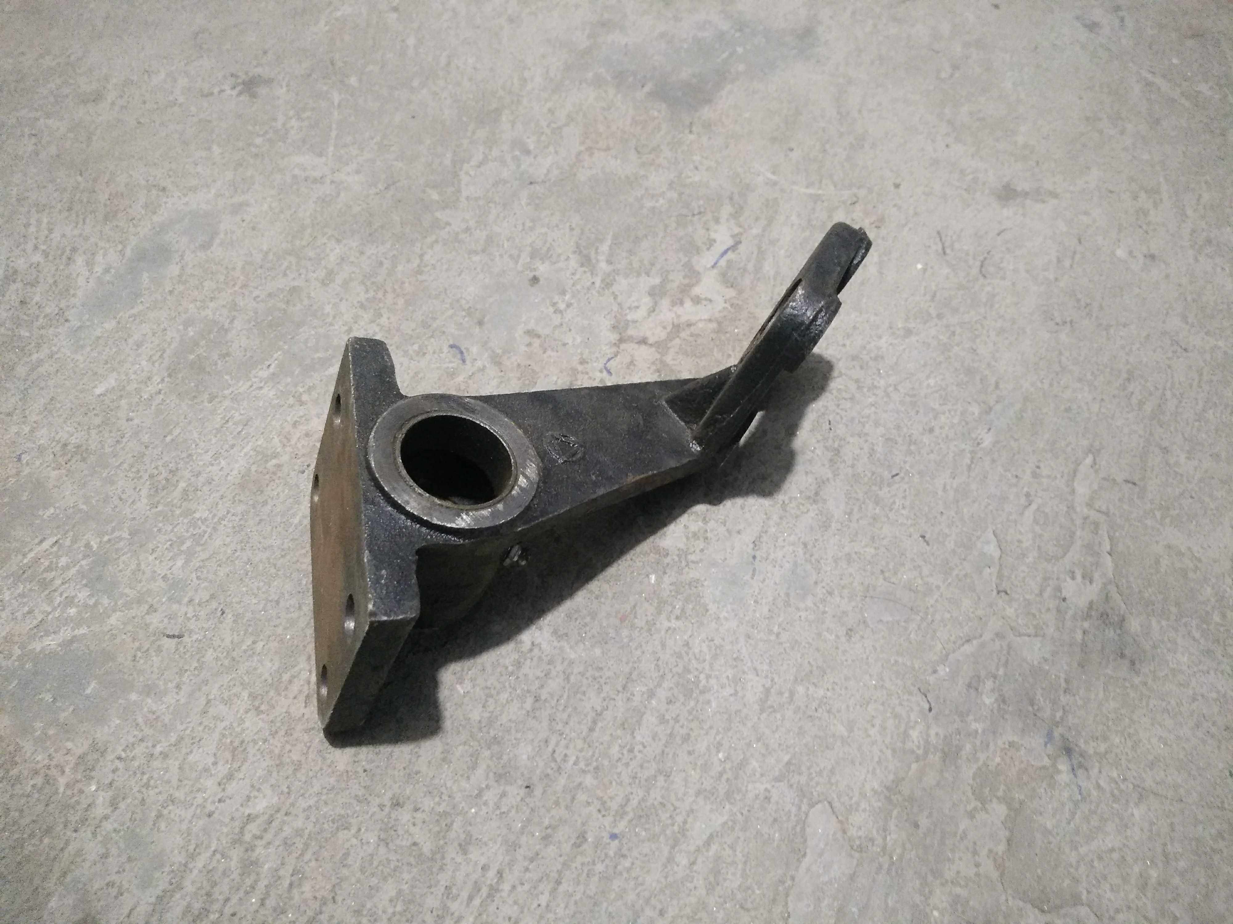 跃进帅虎h500        后刹车分泵支架510