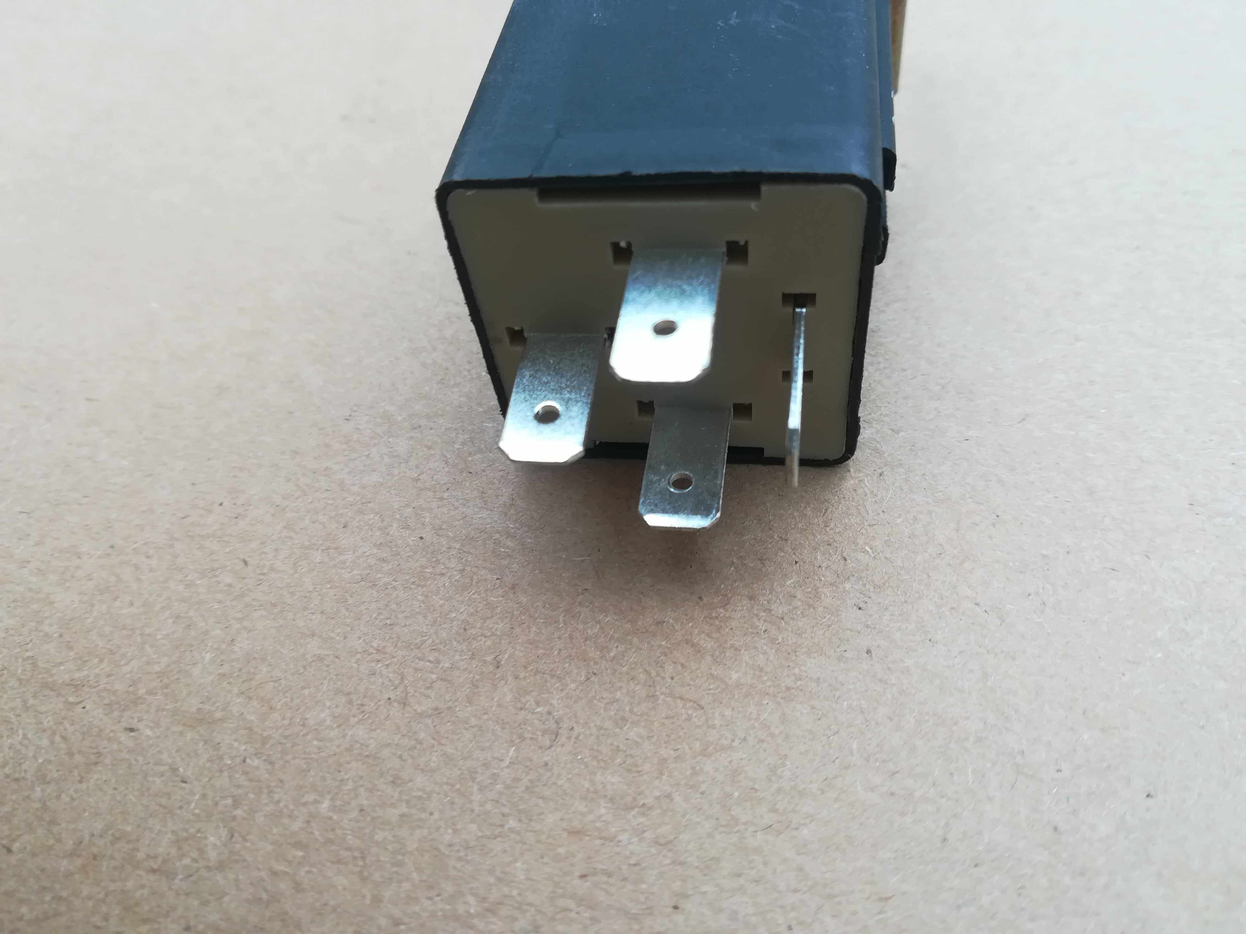 跃进帅虎33a      转向继电器12v(0t01)
