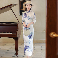 青花瓷真丝旗袍长款七分袖2025年春季新款年轻款复古表演走秀年会